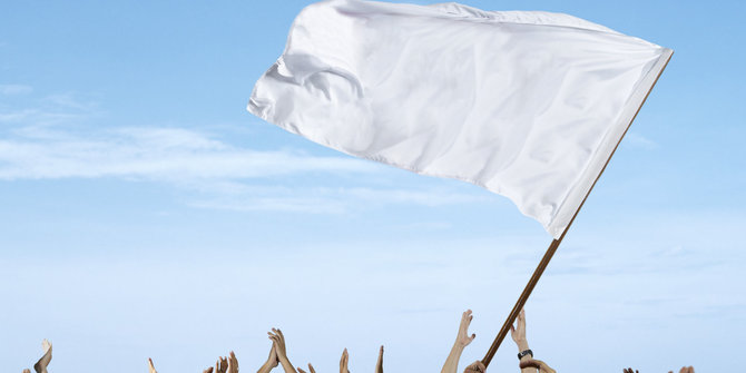 mengapa-bendera-putih-dikibarkan-ketika-menyerah